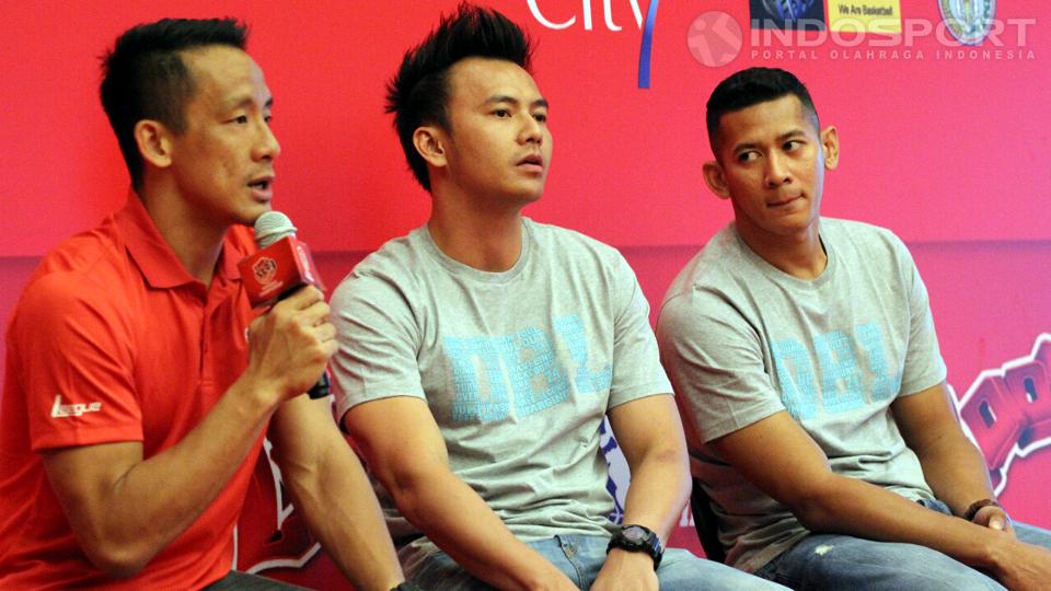 Wijaya Saputra serta Fandi Andhika Ramadhani sedang menyimak Anthony Gunawan.